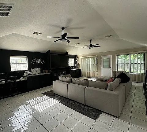 5th image of 1219 Lynn Ln