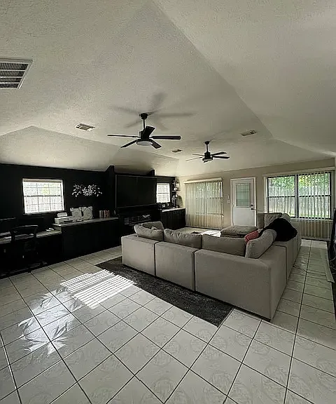 1219 Lynn Ln — Photo 5