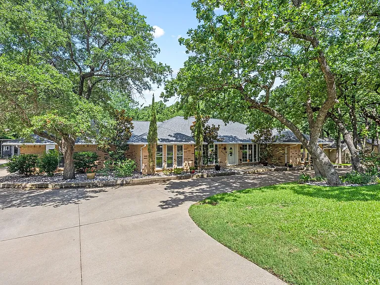 2231 Shadywood Ct — Photo 2