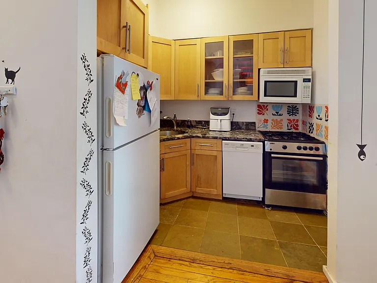 235 W 70th St #2G — Photo 4