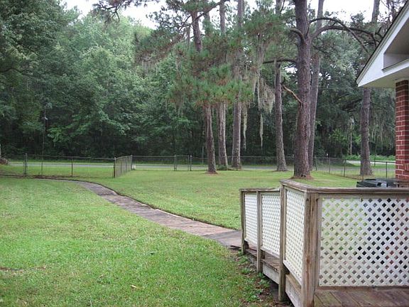 Double Gate to rear garage