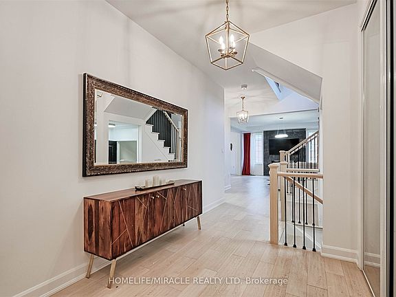 3rd image of 50 Chorus Cres