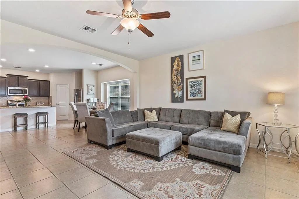 3 bed, 2.0 bath, 1544 sqft, $2,020 — Photo 2