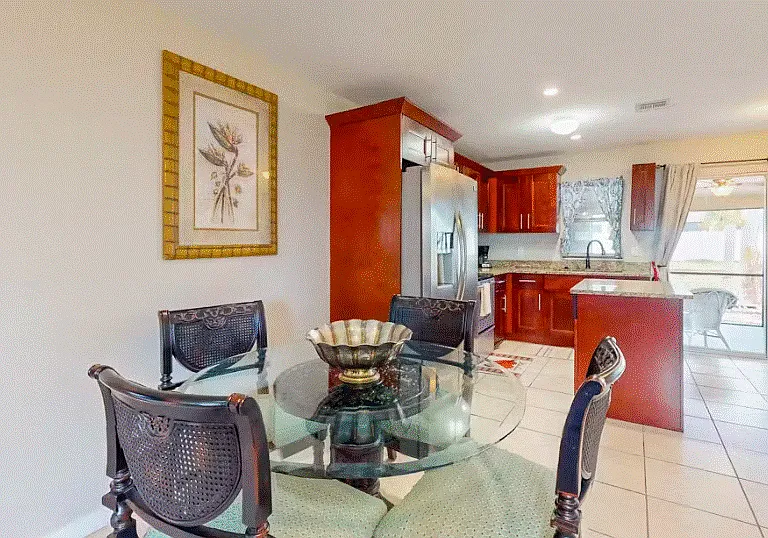 841 SW 16th Ter — Photo 5