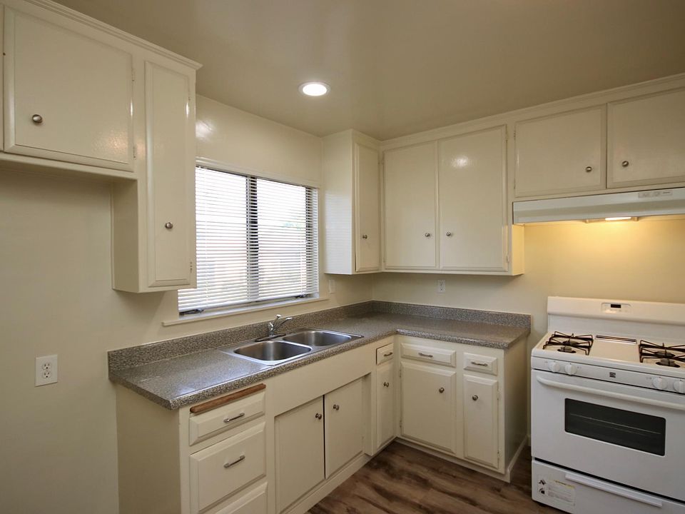 1st image of 1600 W Huntington Dr APT 1J