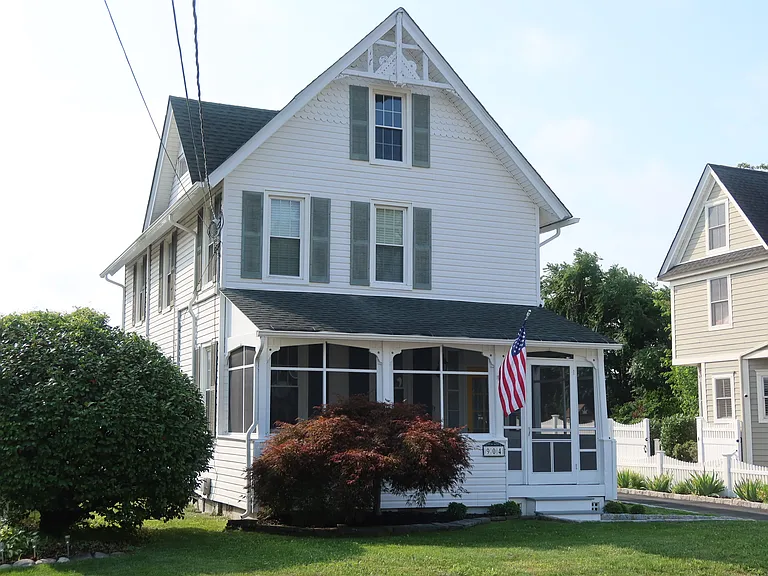 904 Arnold Ave — Photo 1
