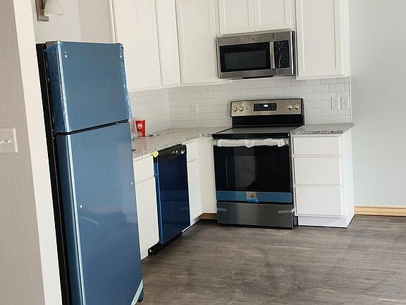 4th image of 3220 Robin Cir