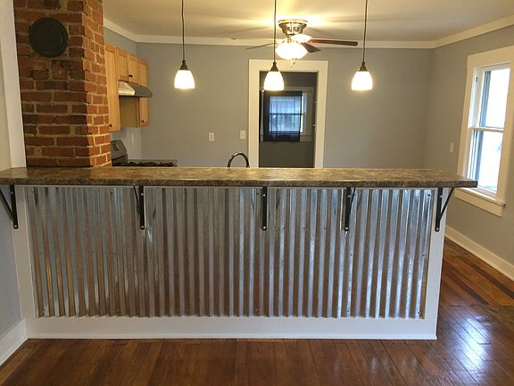 3rd image of 305 N Residence St