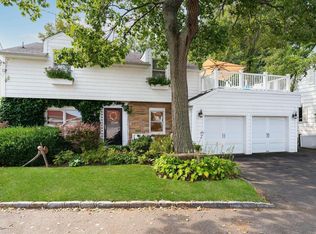 10 Shorewood Dr, Bayville, NY 11709