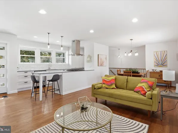 2204 Shiver Dr, Alexandria, VA 22307