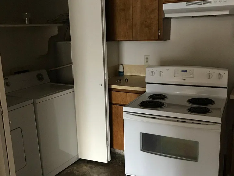 1141 Washington St N — Photo 4