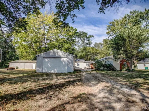 971 Green Mount Ln, Belleville, IL 62220