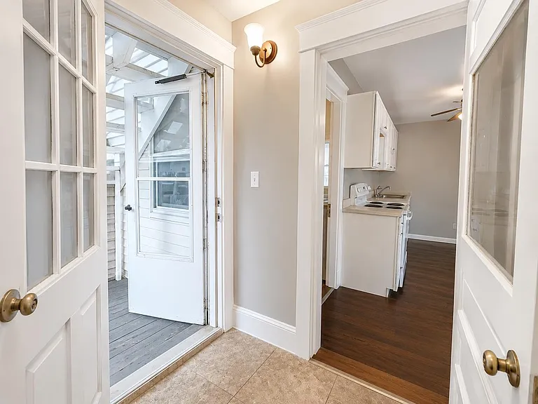 537 Howe St #1F — Photo 3