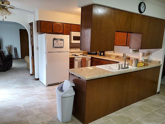4th image of 225 S Ridge Dr