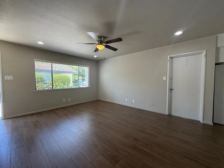 1538 E Austin Way — Photo 5