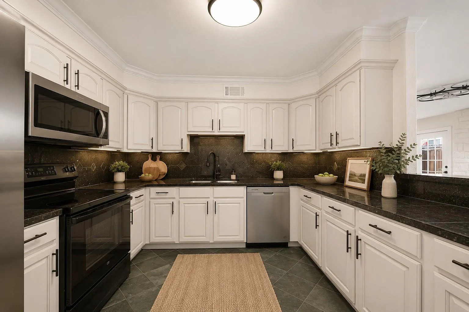 3 bed, 2.5 bath, 2378 sqft, $2,400 — Photo 4