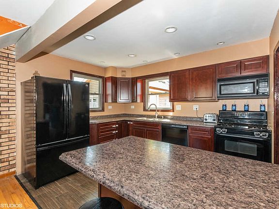 4th image of 10922 S Neenah Ave