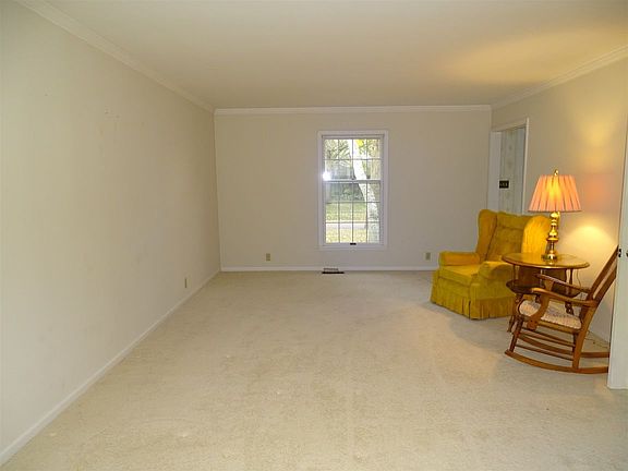 4th image of 1909 N Forest Ave