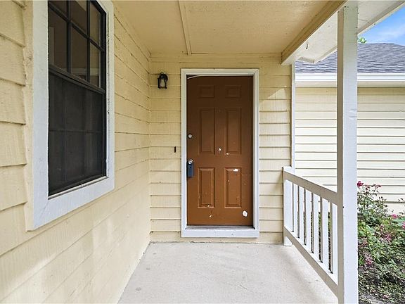 3rd image of 2496 Redfield Dr