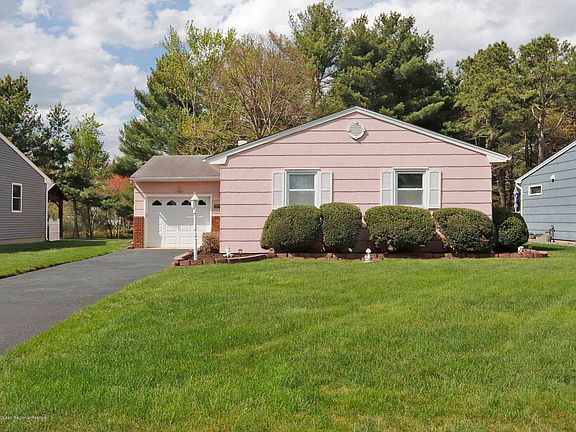 2nd image of 891 Edgebrook Dr N