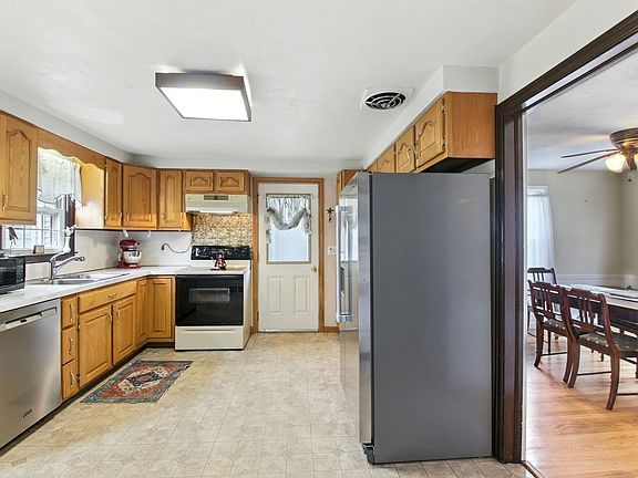 2nd image of 384 Abbott St