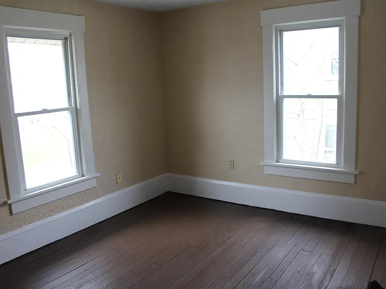 1615 Royal Ave NE — Photo 8