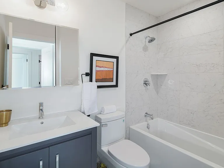 Stunning Apartment on Snyder Ave — Photo 30