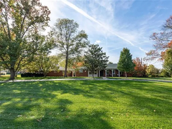 3 Fairlake Dr, Chesterfield, MO 63005