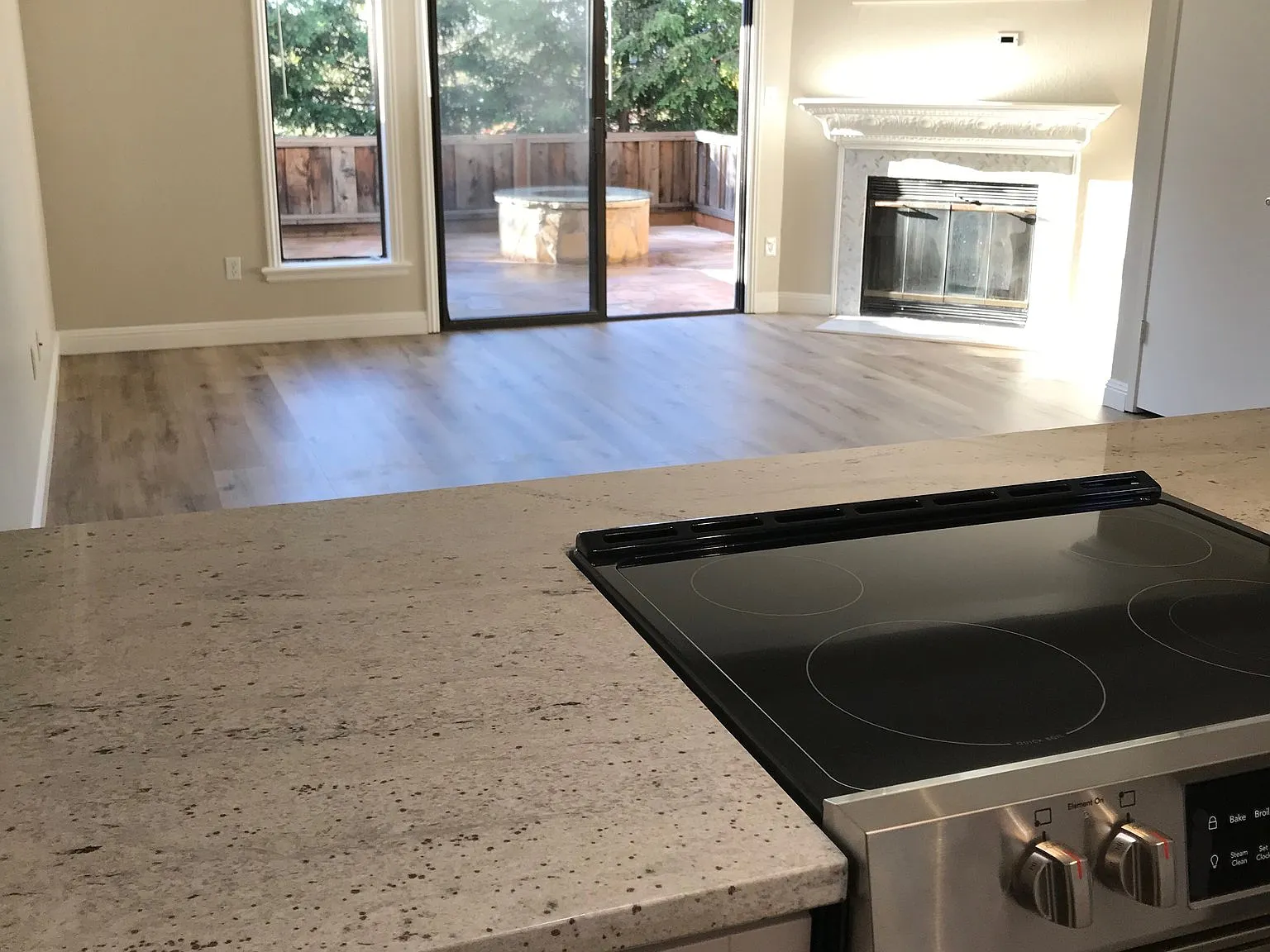 Charming 2 Bedroom Corner Townhome for Rent — Photo 4