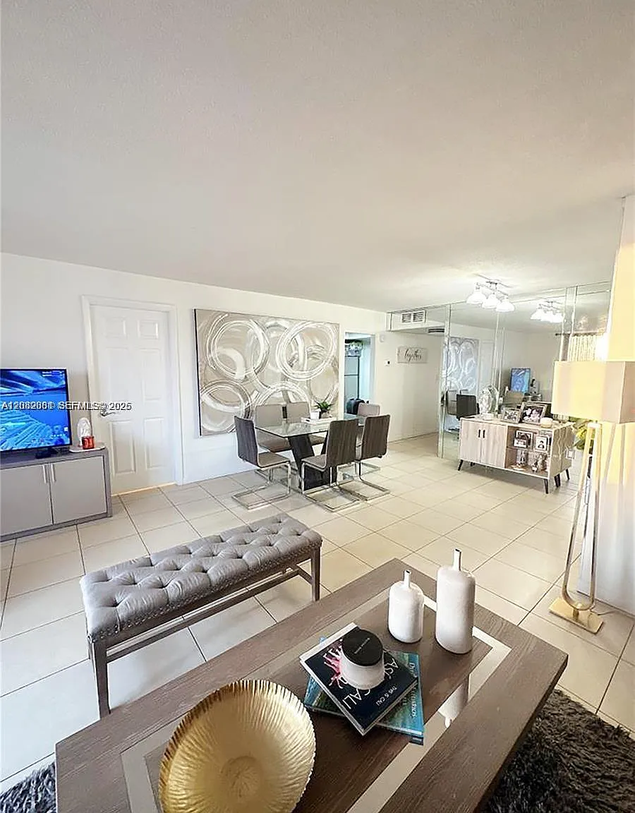 Commodore Plaza Condo — Photo 2