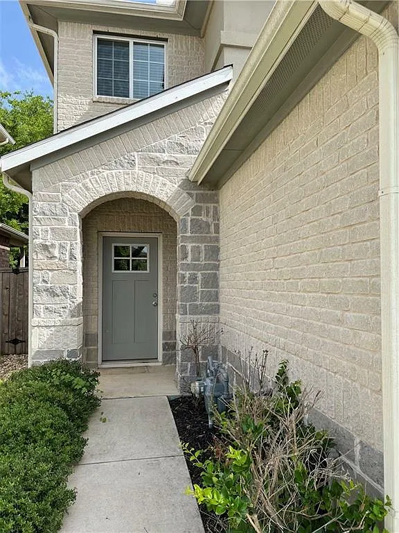 3 bed, 2.0 bath, 2286 sqft, $2,250 — Photo 2