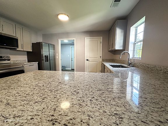 Kitchen. Granite countertops. Appliances