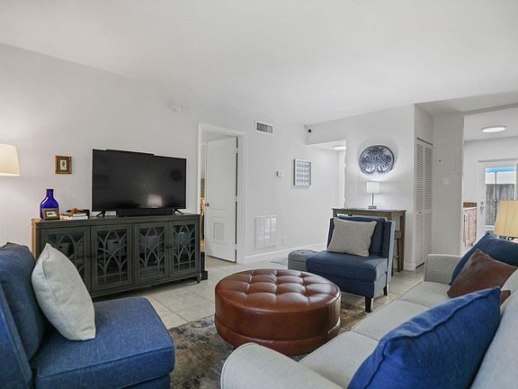 5th image of 2643 NE 8th Avenue #4