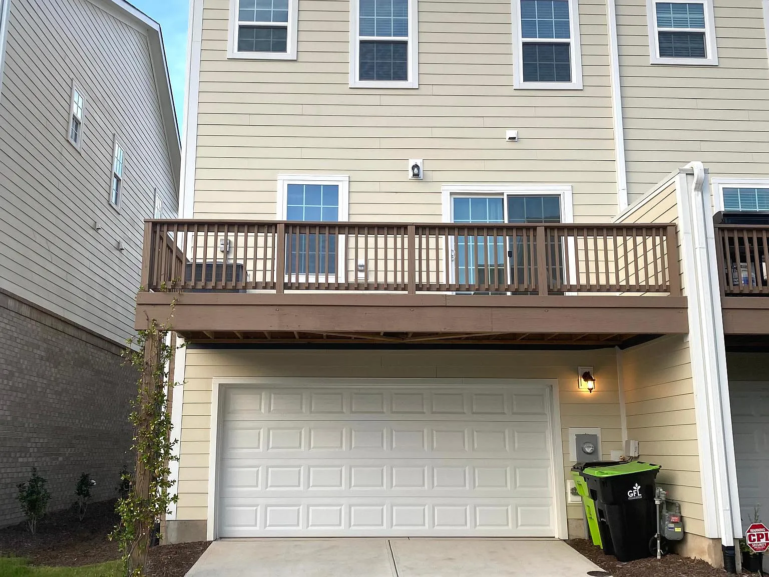3 bed, 3.5 bath, 2332 sqft, $2,495 — Photo 2