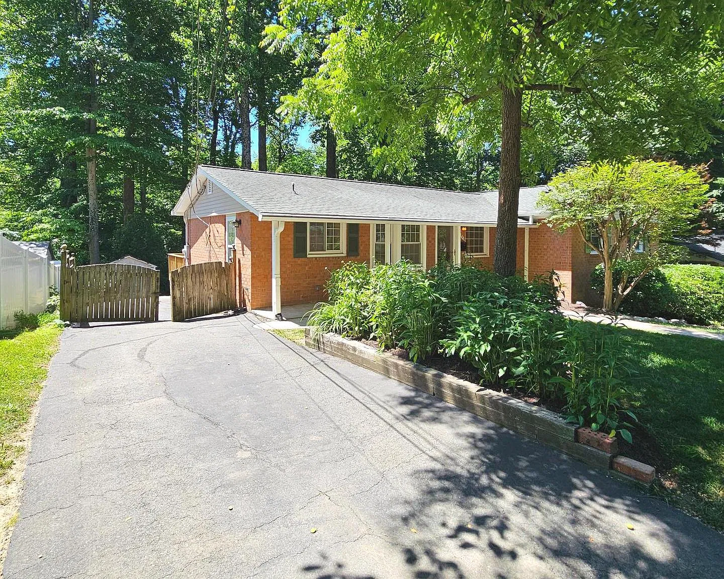 4 bed, 2.5 bath, 2030 sqft, $4,000 — Photo 2
