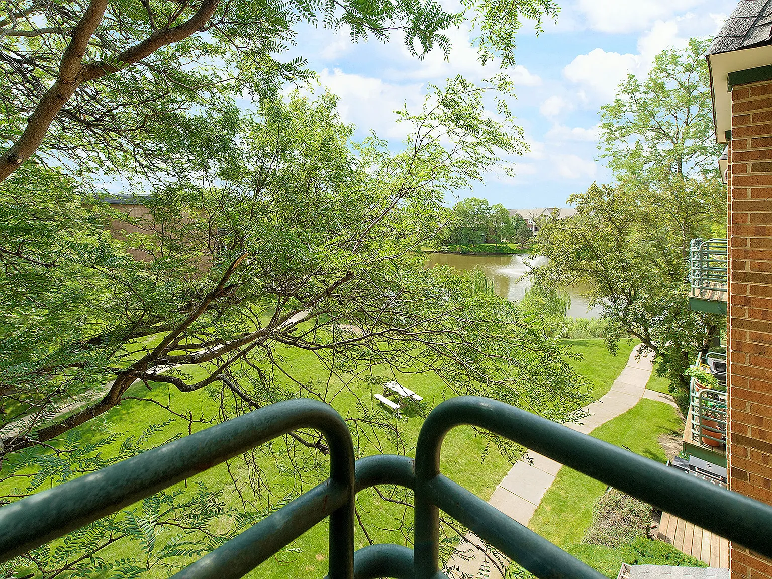 2 bed, 1.5 bath, 1000 sqft, $1,775 — Photo 3
