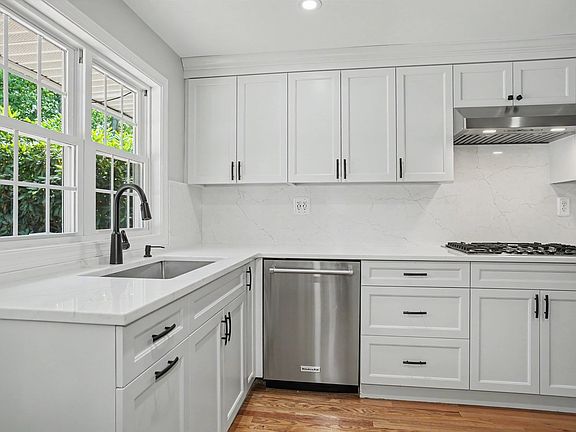 4th image of 31 Lakeshore Dr