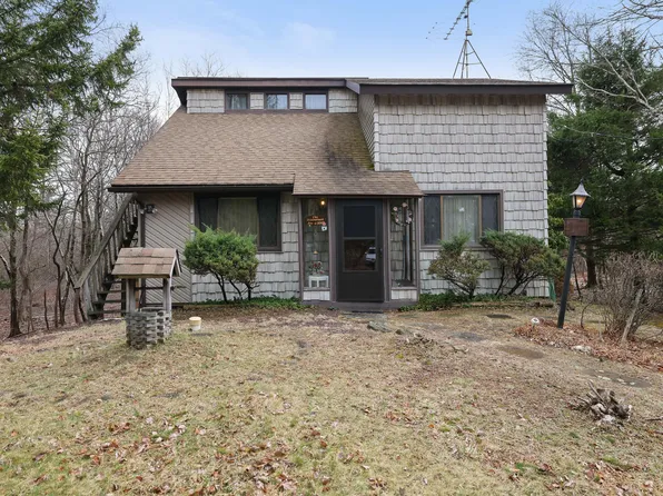 387 Clearview Dr, Long Pond, PA 18334