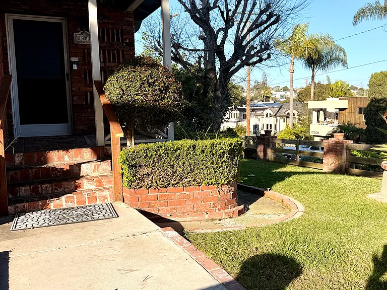 2301 N Poinsettia Ave — Photo 2
