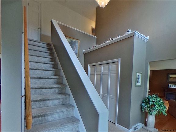 4th image of 19 Glenmar Dr