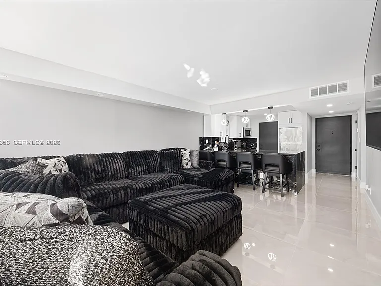 2302 S Cypress Bend Dr #306 — Photo 4
