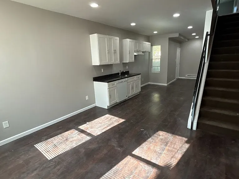 1835 E Monmouth St — Photo 1