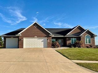 938 Deer Run Dr, Monticello, IA 52310