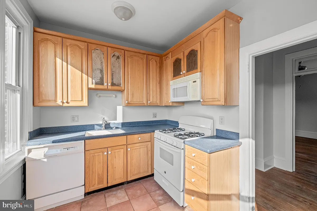 Building Photo - 834 W Lancaster Ave #3F