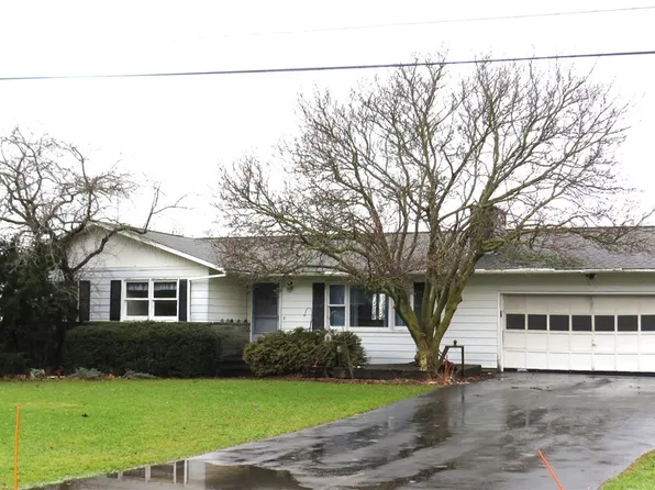 105 Douglas Heights Dr, Canastota, NY 13032
