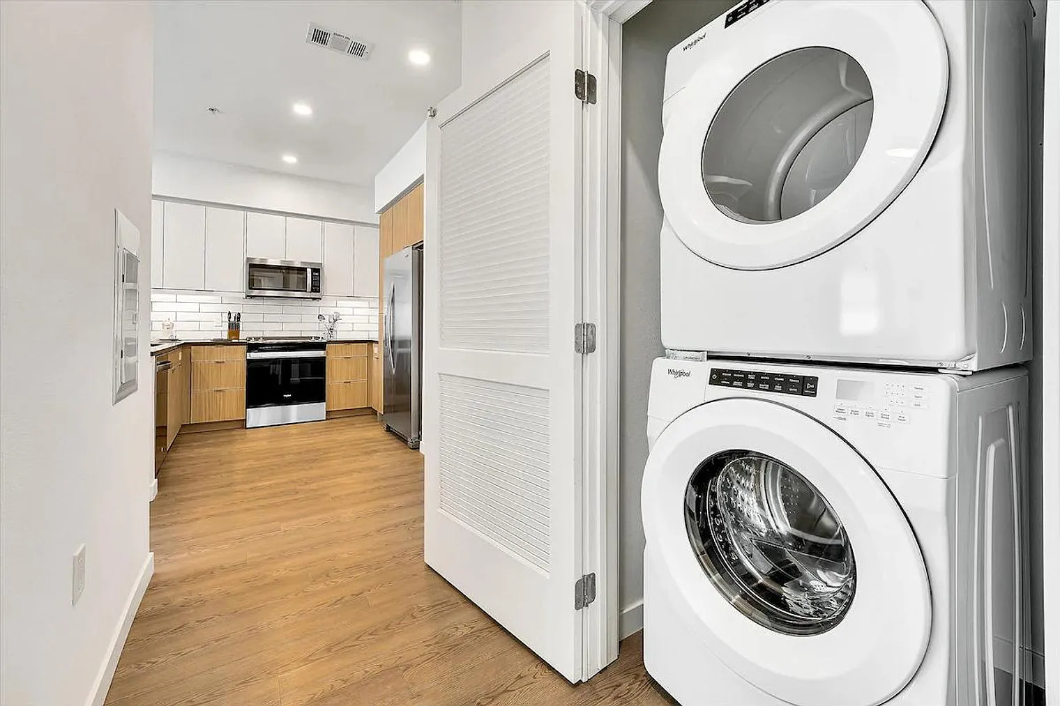 1 bed, 1.0 bath, 731 sqft, $7,170 — Photo 3