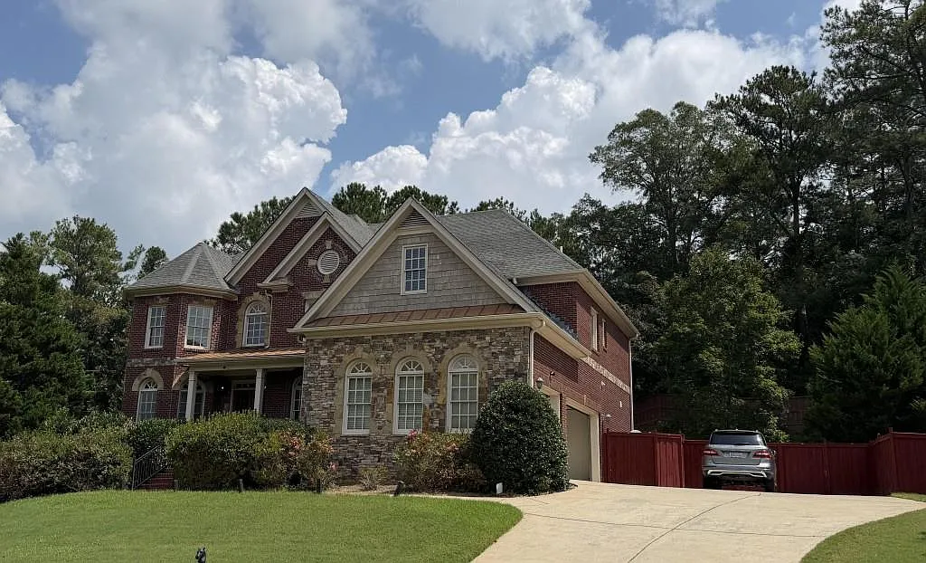 5 bed, 4.0 bath, 5488 sqft, $5,600 — Photo 2