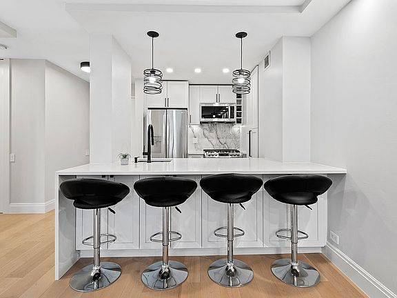 2nd image of 275 Greenwich St #3DS