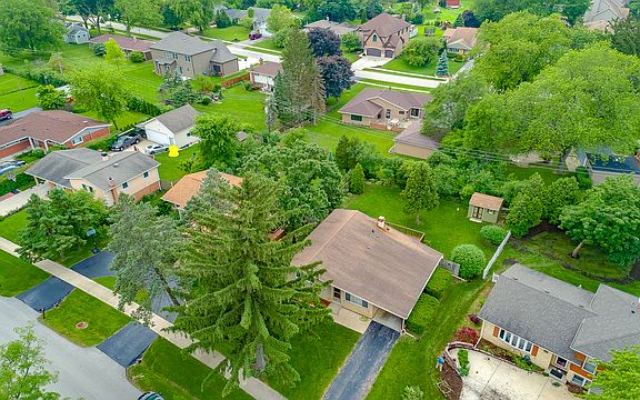 3rd image of 220 Pinecroft Dr