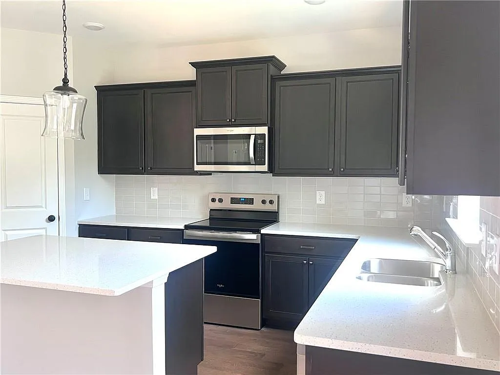 5 bed, 3.0 bath, 2502 sqft, $2,950 — Photo 3
